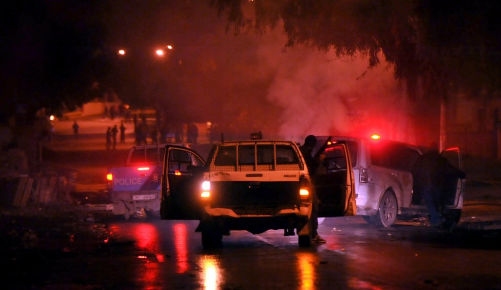 TÚNEZ, PROTESTAS Y DETENIDOS. Más de 500 detenidos en tres días de protestas contra la política de austeridad del Gobierno, que se fueron extendiendo prácticamente por toda la geografía del país
Las protestas se desataron esta semana en varias...