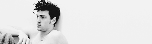 aaronjohnsonsource:  Aaron Johnson + black&amp;white photoshoots   di che stiamo