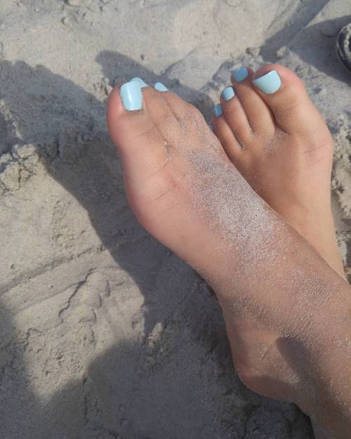 paigesprettyfeet:  #throwbackthursday sandy feet #wrinkledsoles #toescrunch #exotic #footfetishnatio