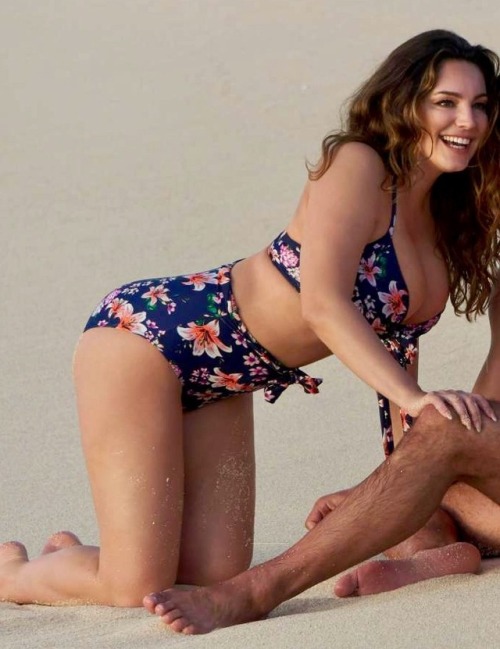 dannybamforth:Kelly Brook My god, I LOVE that bikini.