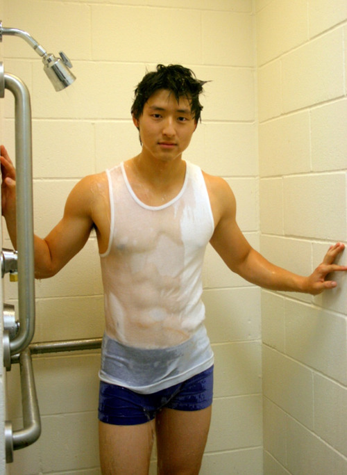 fuckyeahsgboys:  Damn~ he is cute n hawt!! 
