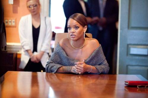 hellyeahrihannafenty: Unseen photos of Rihanna at Harvard University [x]