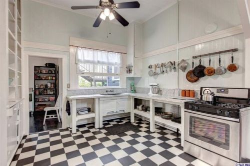 romy7:  househunting: 轺,921/6 br/3 units/2100 sq ft LA, CA built in 1888  