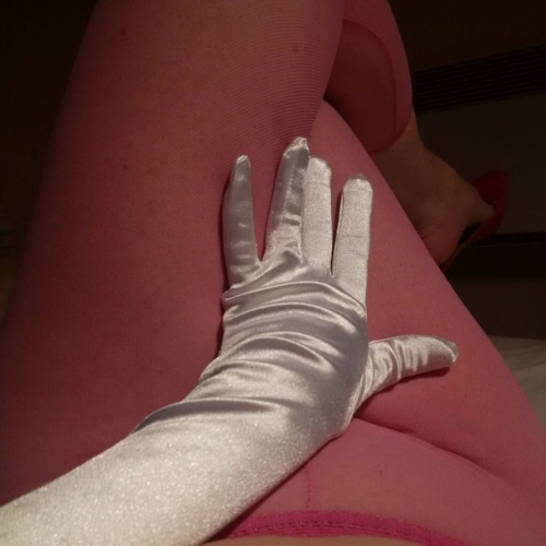 Pretty in pink with her special white gloves!  #quinnkb #pantyhose
