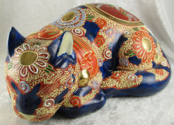 fujiwara57: Les plus belles œuvres des artisans japonais. “chat endormi” en porcelaine de Kutani. La porcelaine de kutani-yaki 九谷焼 - style de porcelaine du domaine de Kanazawa-han 金沢藩, est produite dans le sud de la Préfecture d’Ishikawa-ken