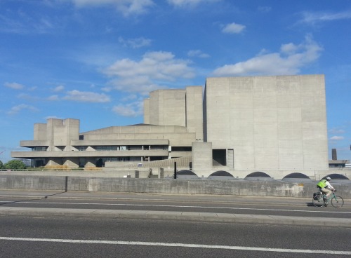 ウォータールー橋から。BFI建物かな？劇場？BFI building? View from Waterloo Bridge