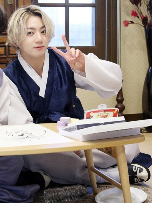 W-WHAT IS BLONDE JUNGKOOK’S DEAL LOOKING THIS GORGEOUS WHILE WEARING A HANBOK?!!! SIR THEY TOLD YOU 