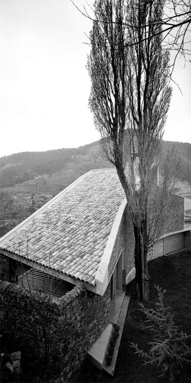 elarafritzenwalden:  Cabaní HouseCastellar de N’Hug, Barcelona province, Spain; 1992-94 Eduard Bru, Jaume Arbona, Antoni BalaguéJordi Bernadó (photographer) Taken from “Quaderns d’arquitectura i urbanisme, 216” (1997)