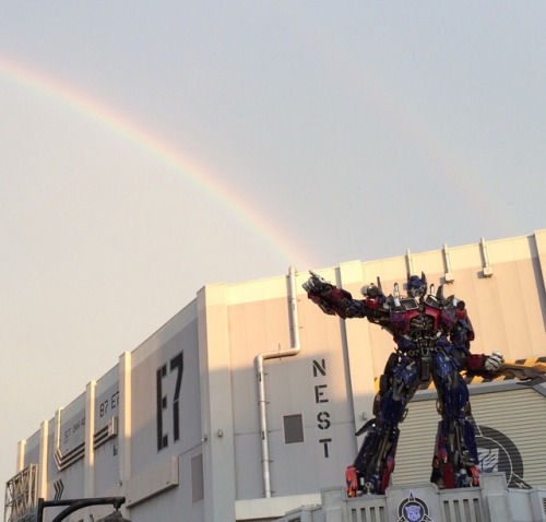 wreckquiem:gearshaft:rare pic of our Lord and Savior Optimus Prime leading his children to the gayes