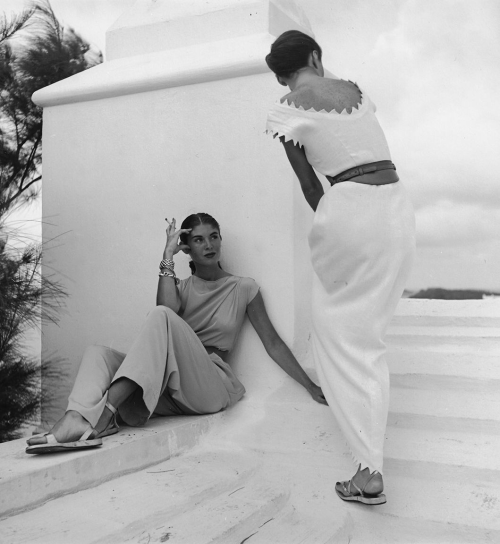 Models wearing Clare Potter and Dorothy Cox, Harper’s Bazaar, Bermuda, 1947Genevieve Naylor