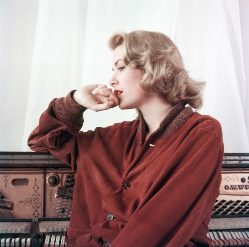 graceandfamily:   These images of an 24-year-old Grace Kelly was taken at Milton’s studio in New York in 1953.  