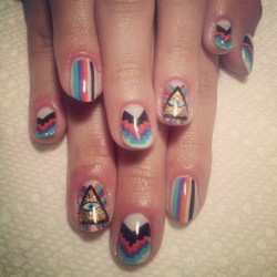 elsalonsito:  Colorful gel manicure. #nailart