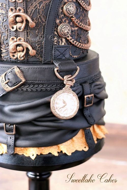 steampunktendencies:Pirate steampunk cake with tricorn hat by Sweetlake CakesMore Steampunk Cakes [ 