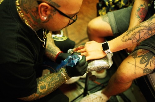 Tatuajes (Tulare, 2019) Oscar tatuándose las manos con “el shorty” en Tulare.