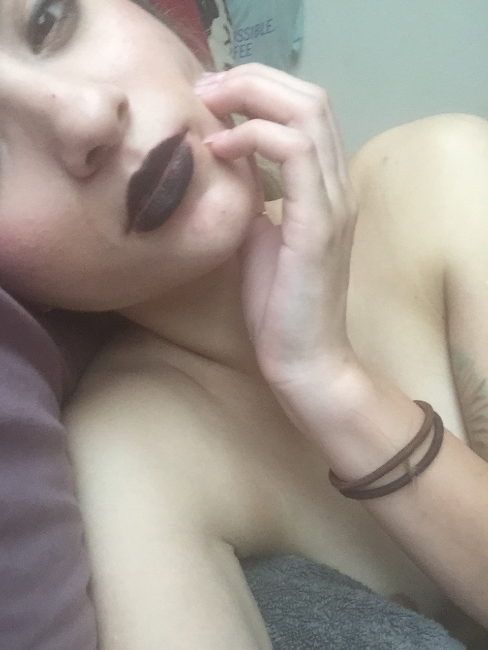 littleharlot-starlet:  Shitty daze pretty face