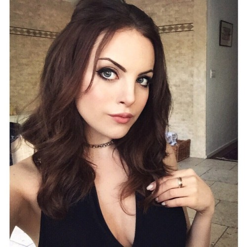 lizgillies-news:  lizgillz: I’m beginning to think I have no control of my hands when I take pictures. #Paw