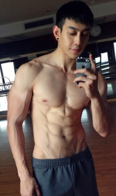 stayinghard:  hunkswim:  asianmusclefetish: