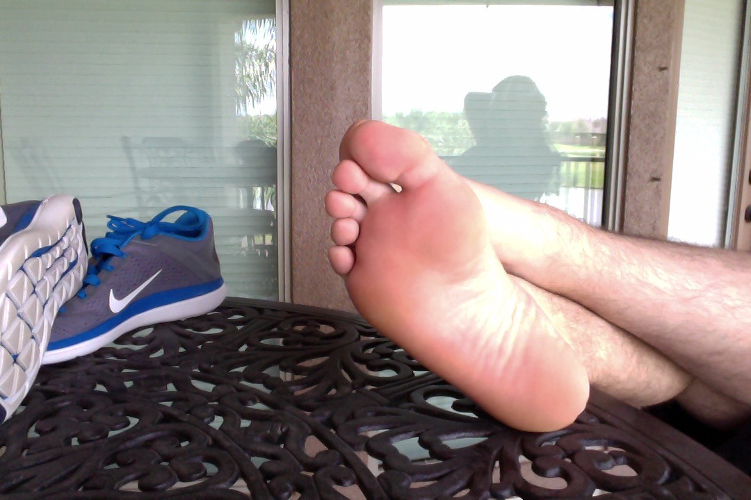 footguy1976:  barefootbro22:  fratboyfeet:After a hard workout at the gym and a 2