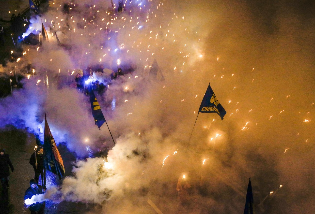 CONMEMORAN A ESTUDIANTES UCRANIANOS. Partidarios de varios partidos nacionalistas ucranianos marchan con antorchas y reconstruyen una batalla de 1918 entre las fuerzas de la República de Ucrania y el Ejército Rojo, para conmemorar a los estudiantes...