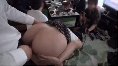 sexlegend:  聚会时，性奴妻子在客厅当众挨操！私人聚会，大家欢坐一堂，谈笑风生，没有穿内裤的妻子在旁侍奉。丈夫说，谁想玩她就随便玩，她就是一个欠操的小婊子！这可苦了这个骚妇，不一会儿她已经被几个好久没有发泄的男人使用过了。