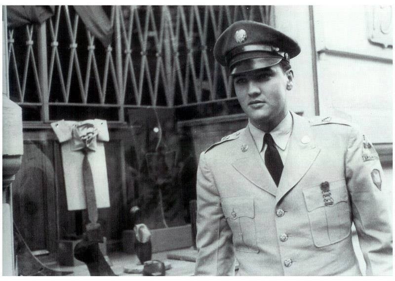 denises121:  Elvis touring the city 
