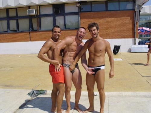 muscleshowersfuck:  “STRAIGHT GUYS"  XD 