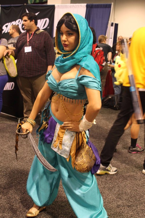 the-absolute-funniest-posts:nerdtasticles:Princess Jasmine at Wondercon((omg this is amazing)Okay I 