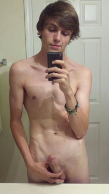 prettygayboys:  gayboycraze:  Bathroom selfie  similar posts: here  