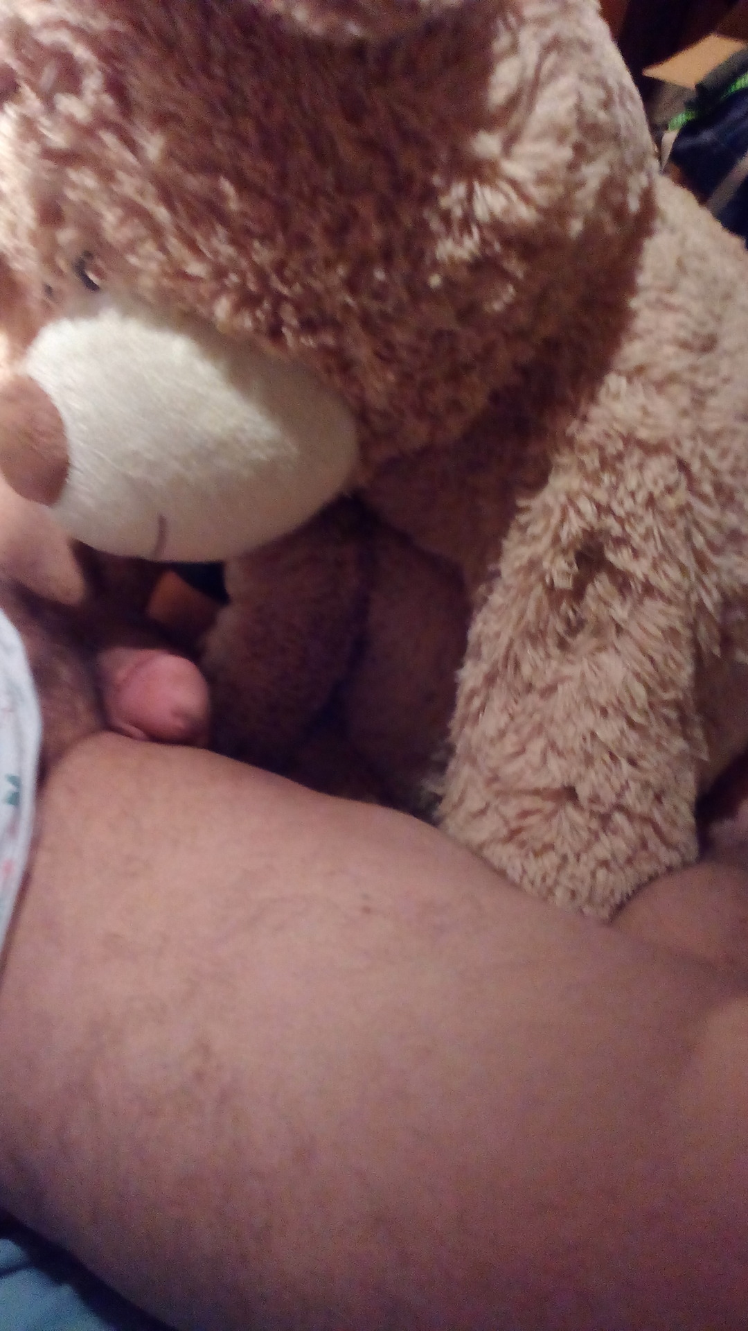Sissyschwein pisst sich beim Kuscheln ein
