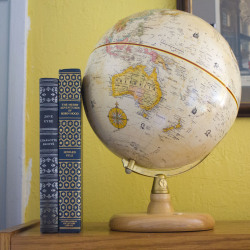 aimeereadsalot:Forever obsessed with vintage leather bound books and globes. 