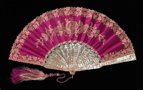 treasures-and-beauty:Fan, 1890s, France. Mother of pearl, silk, linen, and bobbin lace. Tiffany &