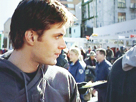 sensitivehandsomeactionman:Alec+hoodie | Dark Angel 2.18