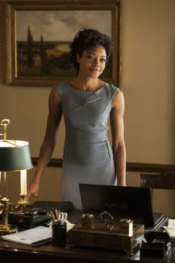 Naomie Harris is absolutely beautiful and that accent drives me crazy!!