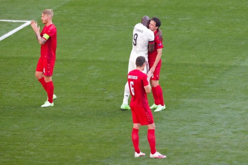 ctolisso:players applaud as the ball is kicked out of play in the tenth minute followed by a minute 