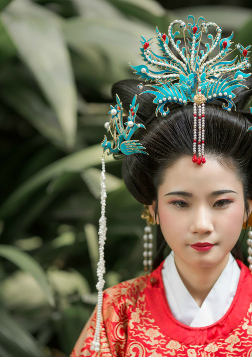 changan-moon:Traditional Chinese hanfu in Ming dynasty style | Wedding dress. Photo by 霜序映画.