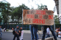 1insectourbano:Si no nos dejan soñar,no los dejaremos dormir.