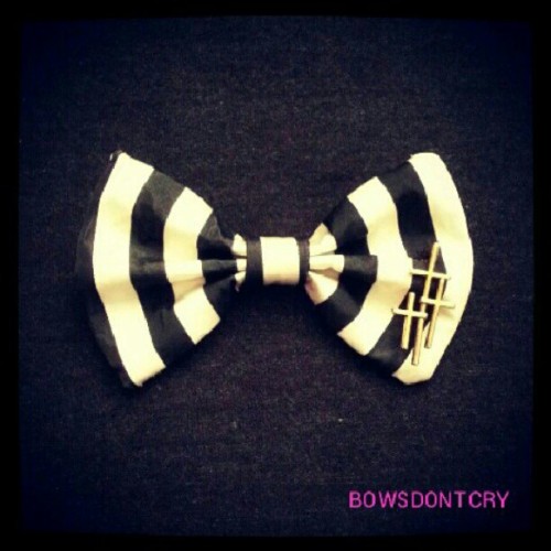 Mini noeud beetlejuice. #bowsdontcry #beetlejuicebow #beetlejuice #clothing #bows #timburton #crucif