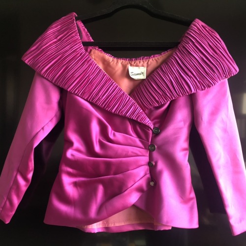 Vintage VTG classy and elegant hot pink top(more information, more gold)