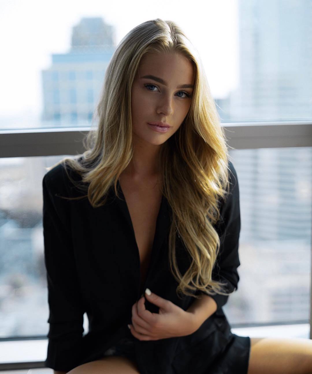 lovethatbeauty:  When you start with two shots of Scarlett Leithold, then three pics