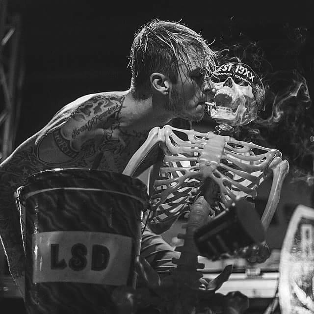 kellsordie:  Shotgun little buddy ❤ #skells #roadtrippintour