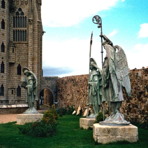 Esculturas de ángeles, palacio episcopal detrás, ambos de Antoni Gaudí arquitecto y escultor, Astorg