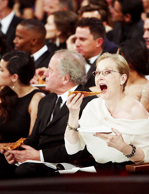 coconutmilk83:Meryl Streep enjoying some pizza at the 86th Annual Academy Awards, 2014(✗)