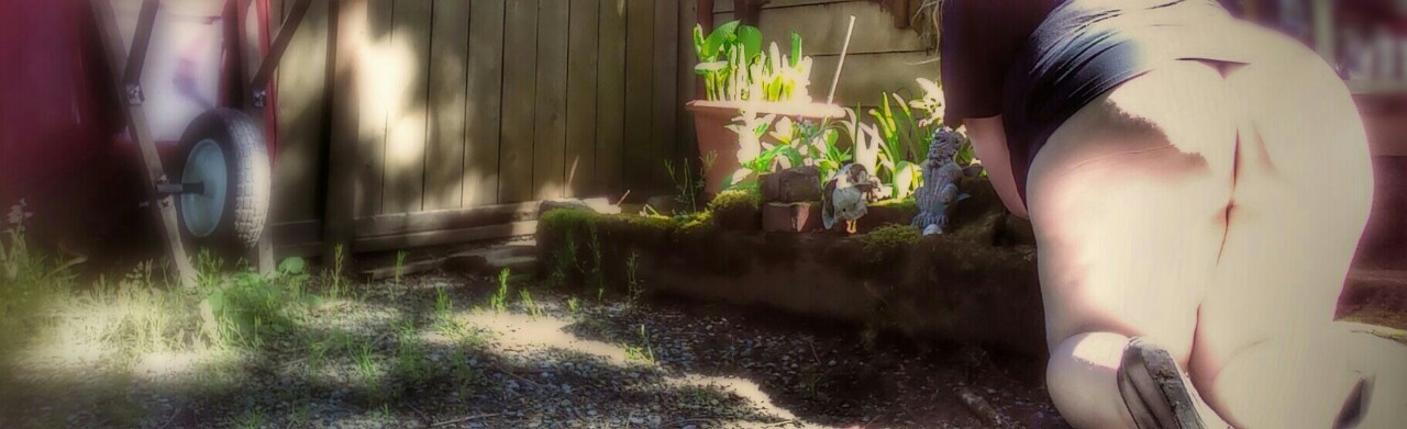 alice-is-wet:  It’s soooo pretty out, a perfect day for gardening! ^_^  Xoxo Alice