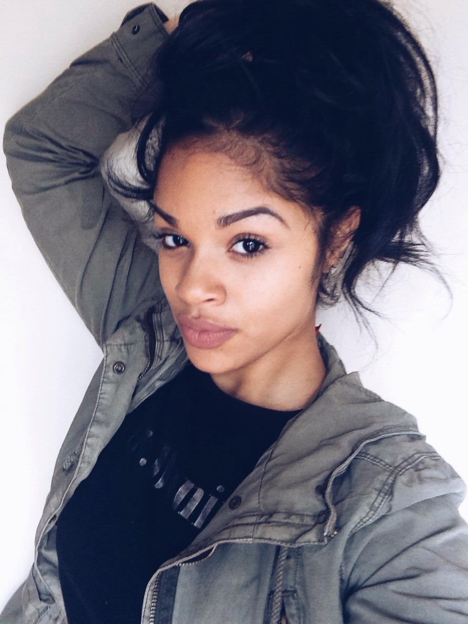 dolce-paradise:  brilliiance1:  I take a million pictures of myself lol  pretty