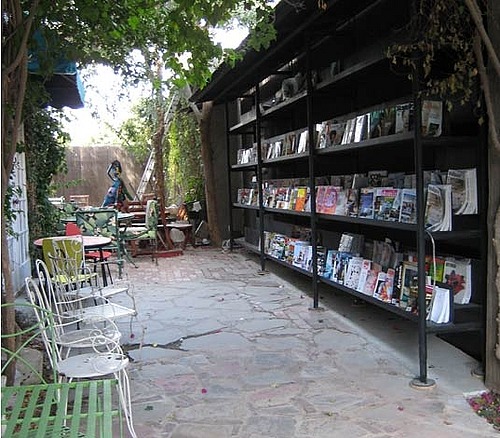 2. Look at this fantastic magazine stand that just opened in la - what an idea - there is a patio right there were you can sit down and enjoy some of the rare magazines carried at Dola. If only they had a coffee machine and I would never leave.