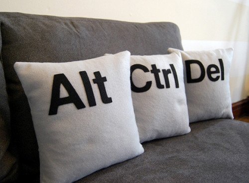 geekystuff: Ctrl Alt Del Pillows