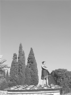 igotosleeptodream:  should this go on flickr? i have all these old pictures that i sort of want to upload…   YES! I thought it was one of your inspiring photos. Pshhsf this is really amazing.
