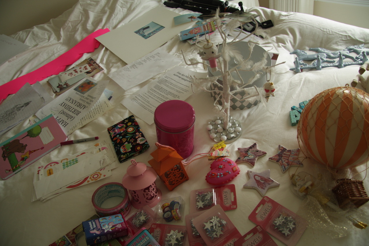 igotosleeptodream: stuff for my room in holland: a drawing from ella, photos of bailey,