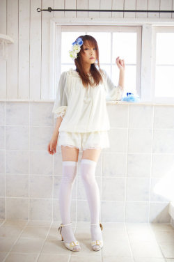 cherrysmostwanted:  ak47:   sander786:   sorshi:  (via knee-socks)  