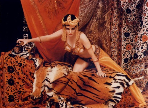 orientaldreams:  talkingtoclara:  mizou:  deadgirls: suicideblonde: Marilyn Monroe as Theda Bara in 